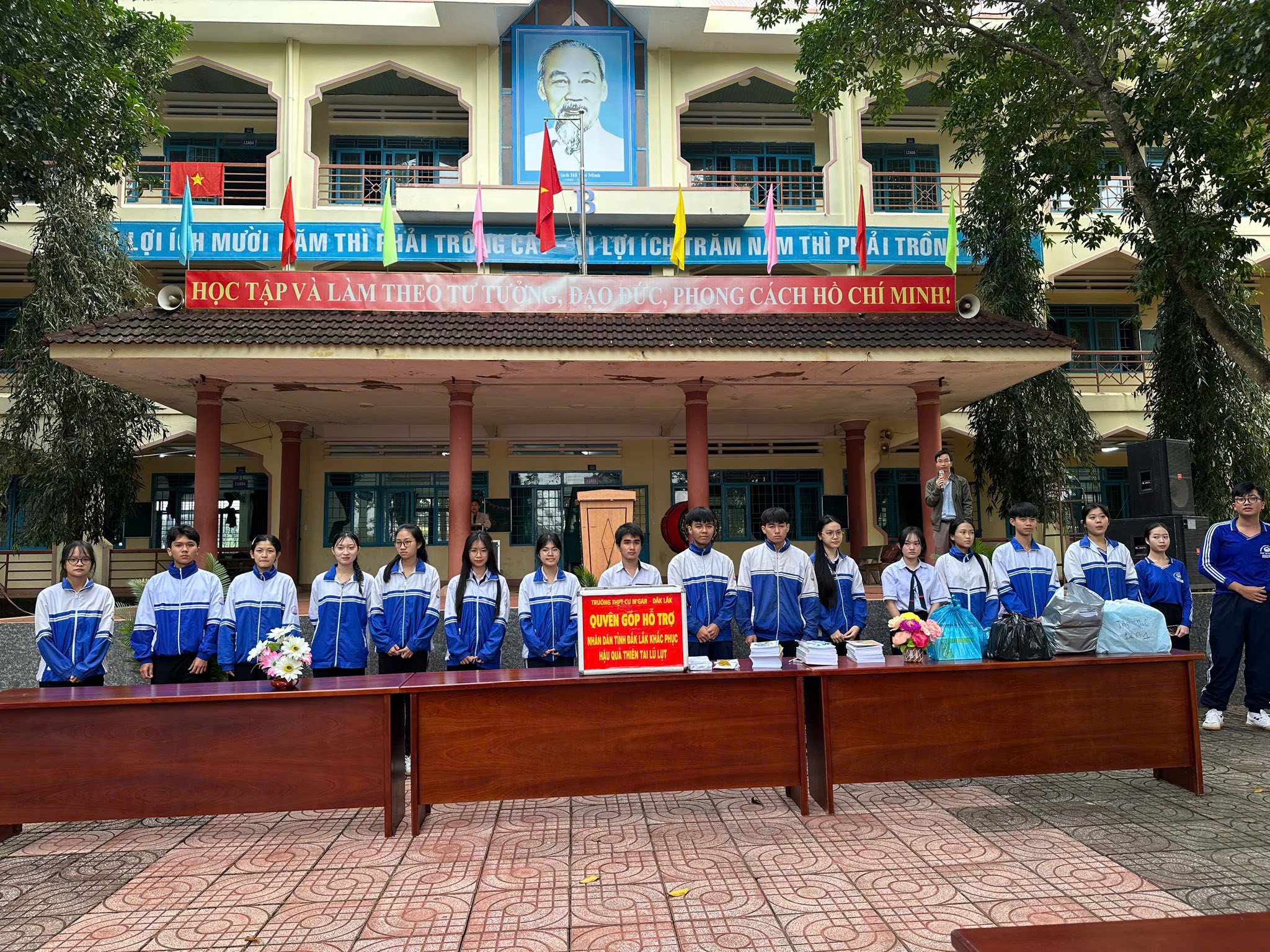 cac em hoc sinh quyen gop 1